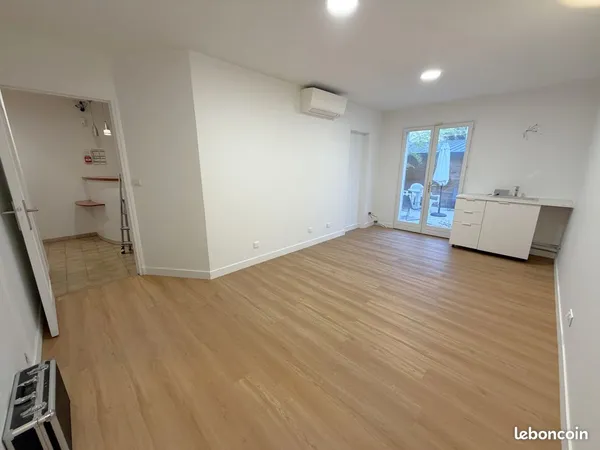 A louer - gare beauchamp local / bureaux 100m² avec parkings