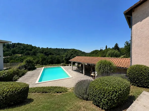 ROCHE (38090) – Propriété familiale de 230 m² avec piscine, pool house, vue dégagée et performances 