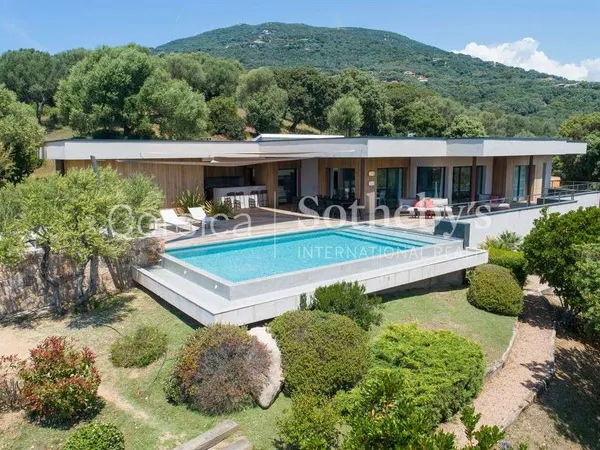 Maison 6 pièces 240 m²