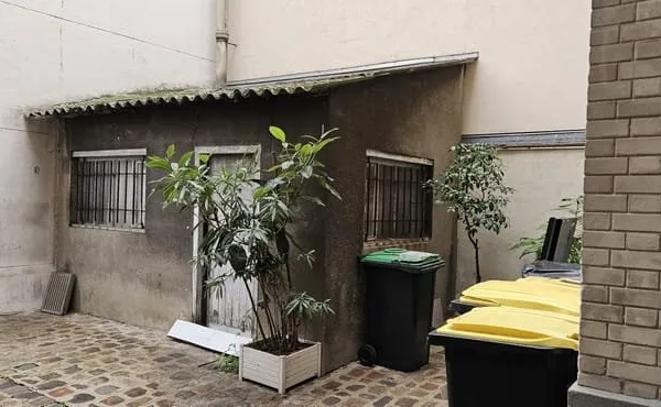 Remise dans une cour.