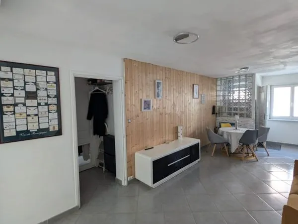 Maison de ville calme en sens unique entre 2 garages