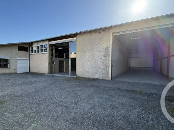 Local 874 m²