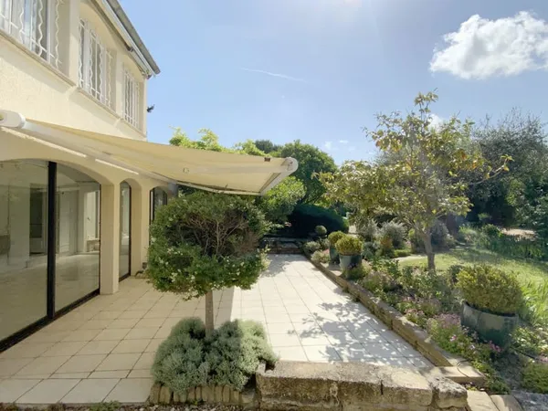 Charmante maison avec terrain arboré et piscine à Uzès.