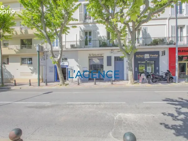 Hyéres centre ville doit au bail de 52 m2 en rez de chaussé avec forte visibilité en plein coeur du 