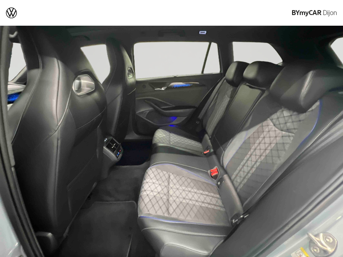 Volkswagen Passat 1.5 eHybrid 272 DSG6 — photo 12