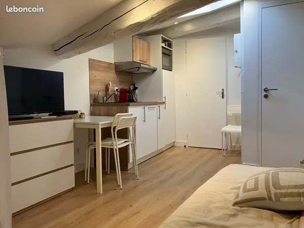 Studio mansardé meublé tout équipé en plein centre de St Genis Laval et au pied des commerces et TCL