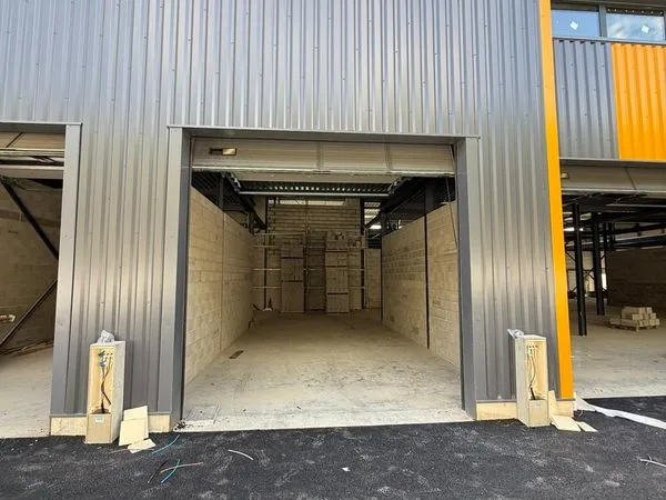 Local professionnel à louer - 114 m² avec mezzanine - Lunel