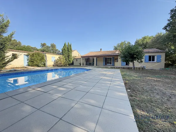 Maison T7 plain-pied avec piscine et dépendances