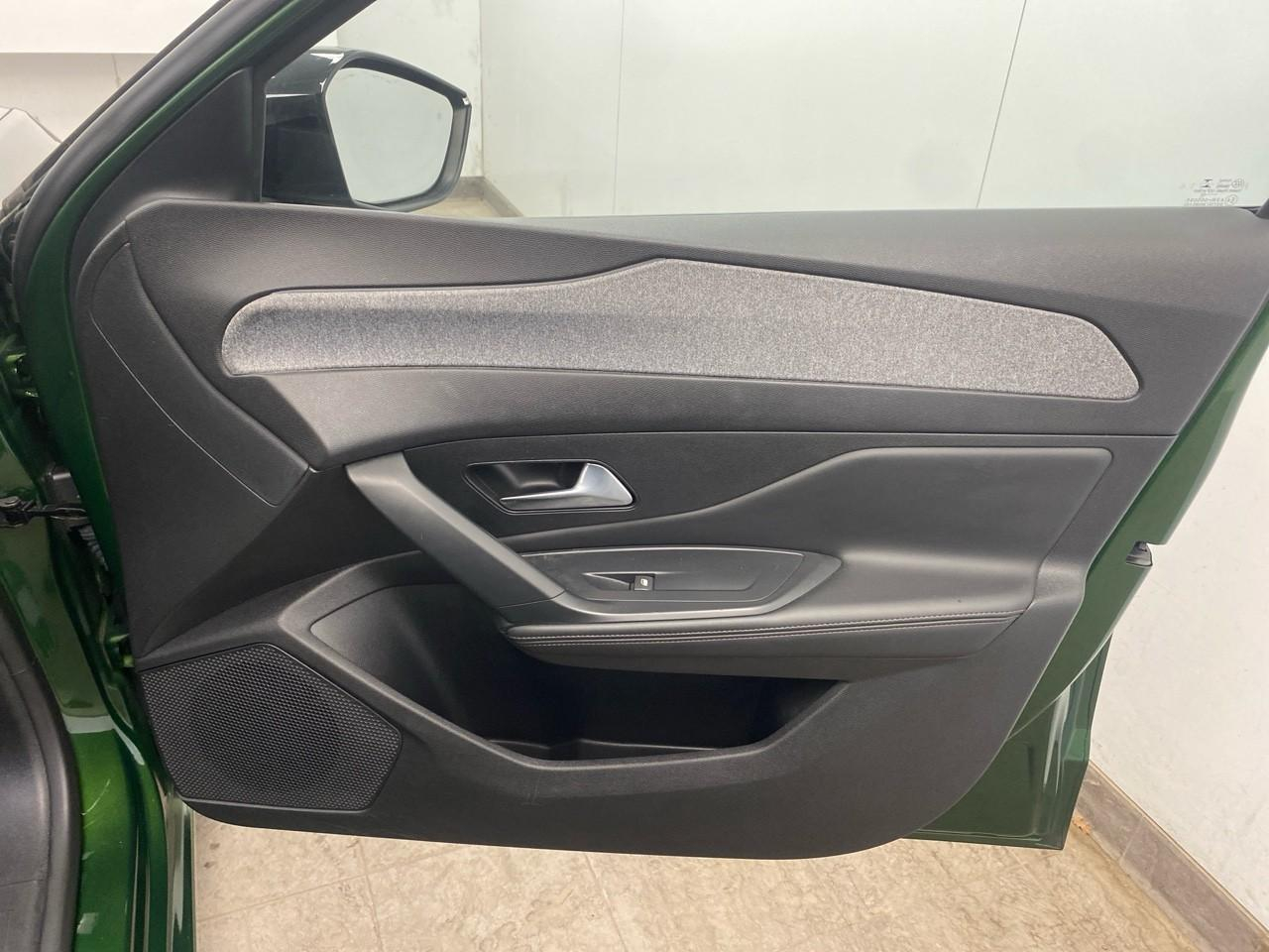 Peugeot 308 phev 180 e-eat8 allure pack — photo 25