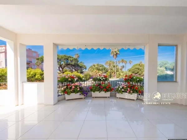 CANNES POINTE CROISETTE - MAGNIFIQUE REZ-DE-JARDIN