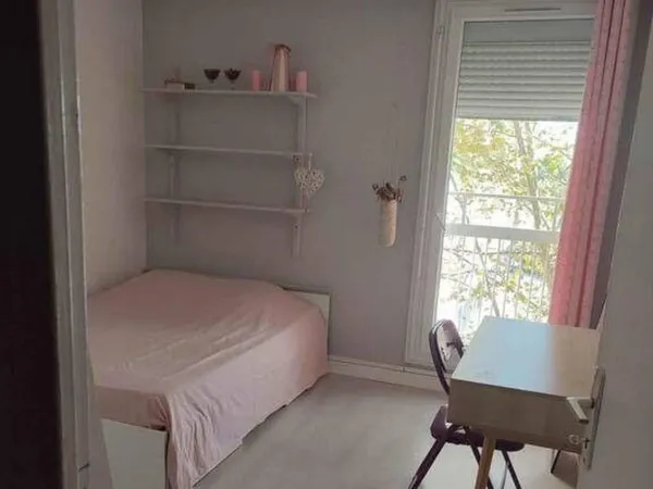 Chambre dans coloc chaleureuse et conviviale