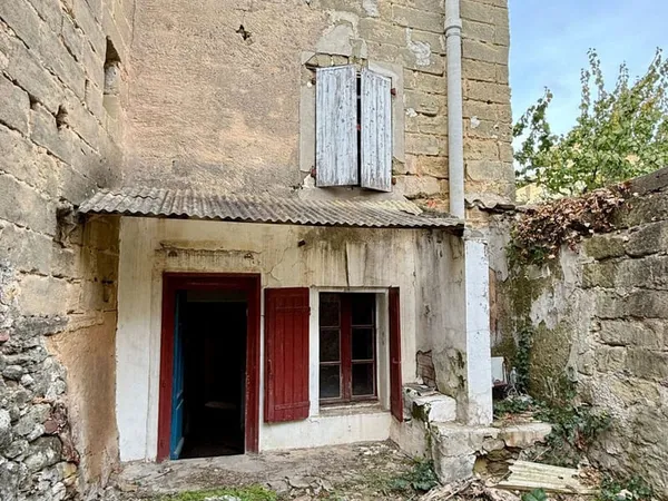 Saint-Quentin-la-Poterie Maison de village à rénover avec jardin