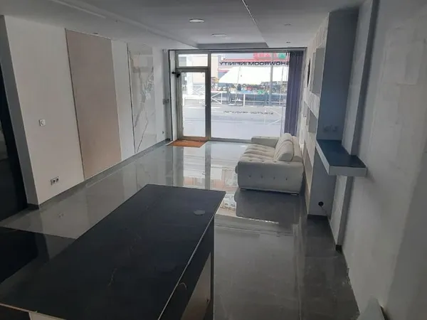 Grand local commercial 82 m2 quartier Regence juan les pins possibilité logement 3p après rénovation