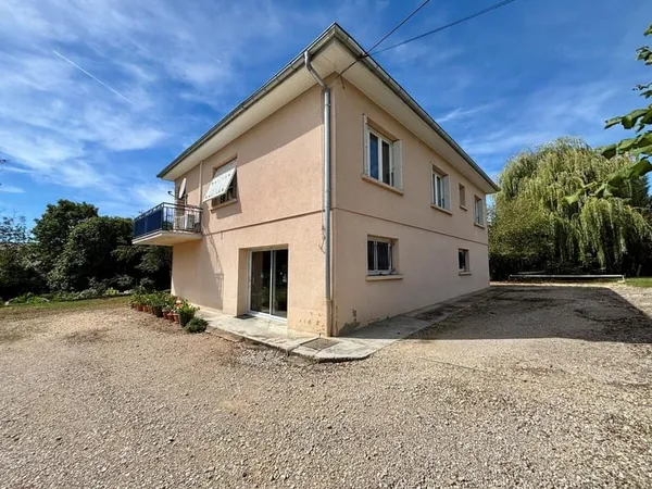 Maison élevée sur sous-sol de 135m² habitables.