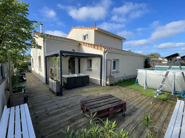 Maison de 8 pièces principales sur 430m2 de terrain au calme