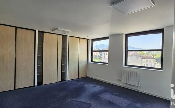 Bureau 1 pièce 77 m²