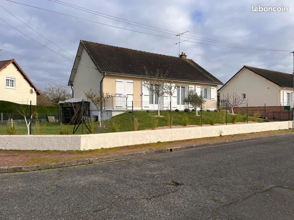 Maison 4 pièces avec terrain de 729 m², sous-sol et garage