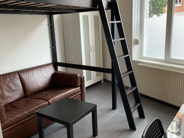Studio à louer dans une maison en colocation. Prox. Métro