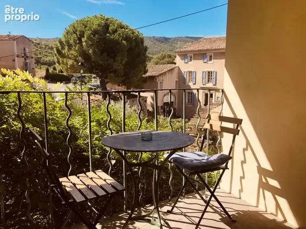 A Bonnieux, charmante maison de village rénovée et meublée, terrasse avec vue sur le Luberon.
