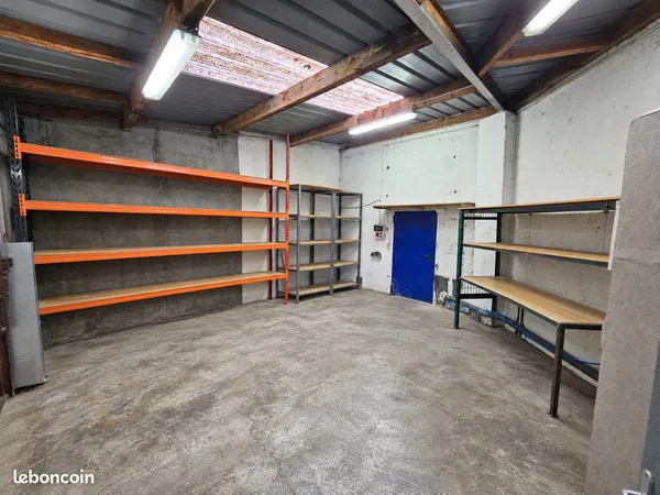 Local avec atelier bureau parking
