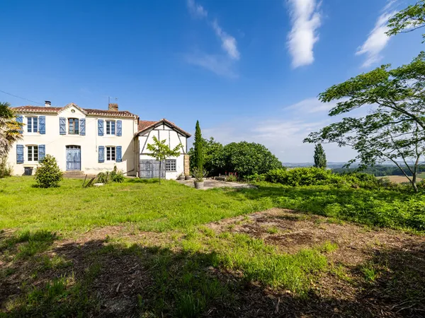 Maison ancienne avec vue sur les collines