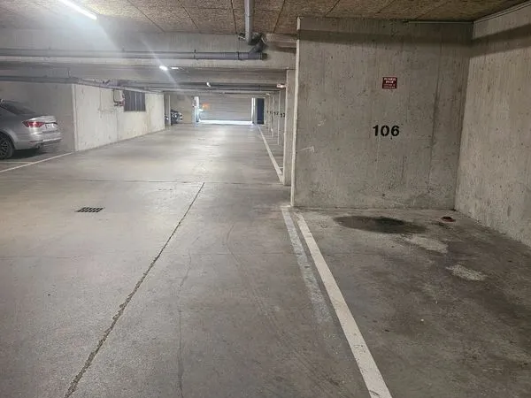 Grand emplacement dans garage fermé - Voiture (longue/camionnette) + Moto (avec anneau d'ancrage)