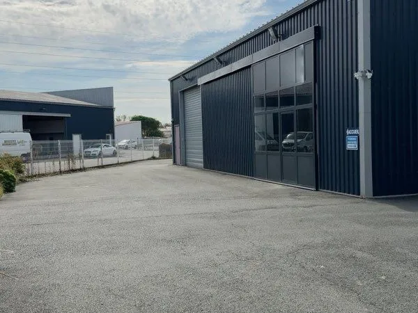Bâtiment professionnel environ 430 m² sur terrain de 1 963 m² - Saujon