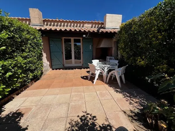 Petite maison meublée avec terrasse et parking