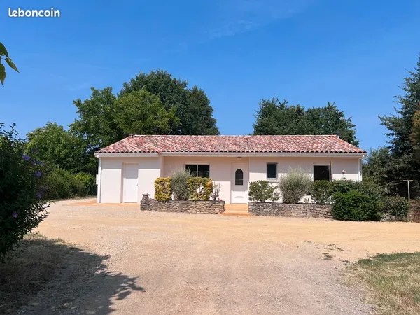 Maison plain-pied rénovée - DPE A - 3 chambres - terrain 2 036 m² - garage