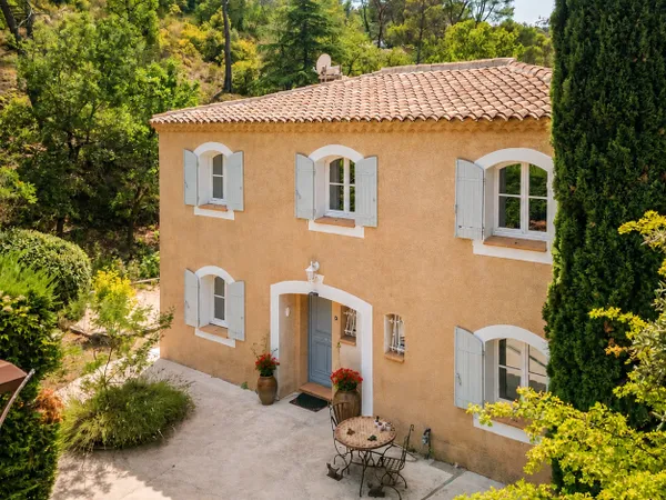 Bastide Provençale avec Appartement Indépendant à 2,7 Km d'Aix-centre - 9 Pièces - Piscine - Terrain