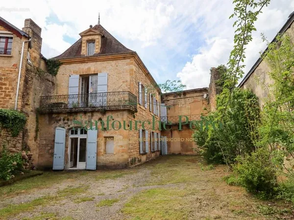 Centre historique de Sarlat, ancien hôtel particulier XVIIIe + appartement et local commercial