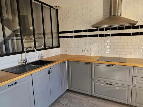 Maison en pierre rénovée en coeur de ville, 130 m2 de charme!