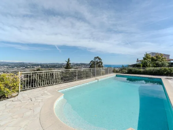 Belle villa de 182m² vue panoramique mer et collines