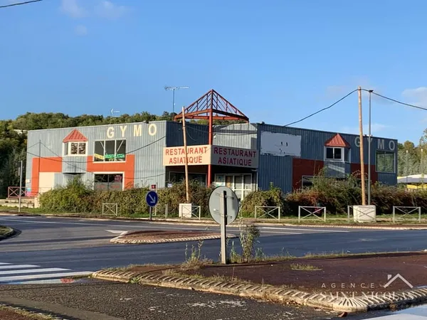 Local d'activité 650 m2 1er étage avec parking privé, excellente visibilité aux portes de MEULAN