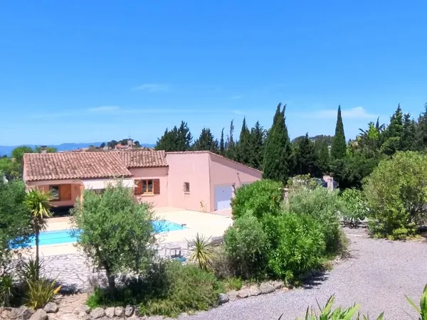Villa 135m2 avec 3 chambres, piscine, 2100m2 a Castelnau-d'Aude