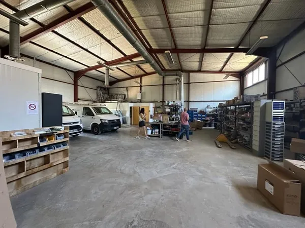 Bien Commercial À Louer 470M2 + PARKINGS