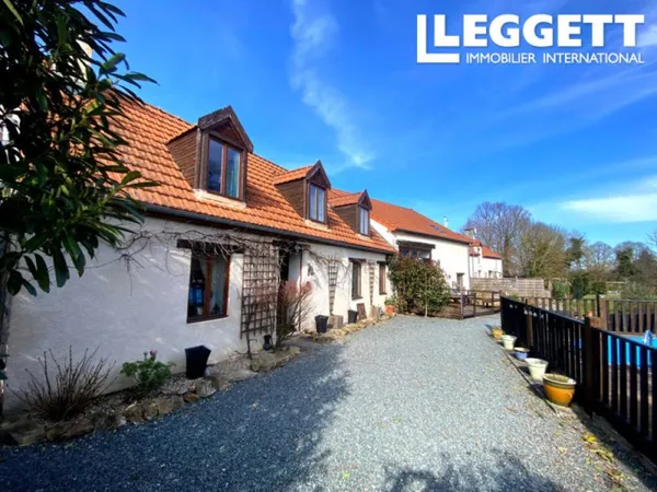 Maison familiale rénovée et gîte indépendant joliment présentés. Grand jardin avec piscine et parkin