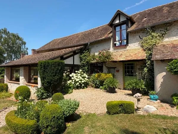 Maison ancienne 3 chambres, 2 salles d'eau, Jardin payasager 1359m² clos, 3 places de parking - Proc