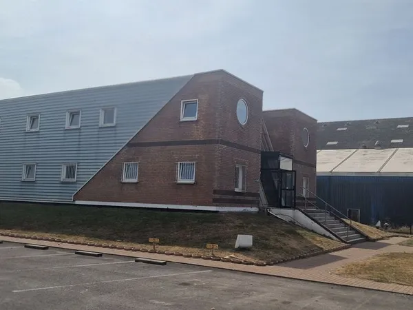 700m2 de bureaux et 50 places de parking