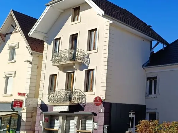 Maison de ville + murs commerciaux + fond de commerce proposés à la vente et en lot