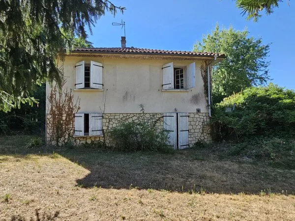 Maison de campagne individuelle avec ancien potentiel de chambres d'hôtes - Une opportunité de rénov