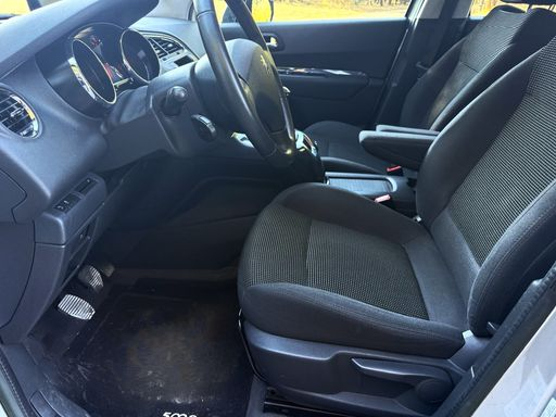 Peugeot 5008 1.6 HDi 115 - Active 7pl – 2014 – 109754 km – Diesel – Boîte Manuelle — photo 14