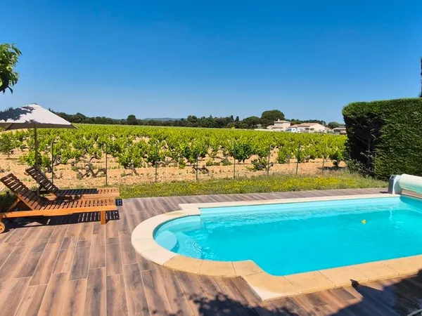 Maison de plain-pied avec piscine, climatisation, garage, jardin et vue sur les vignes