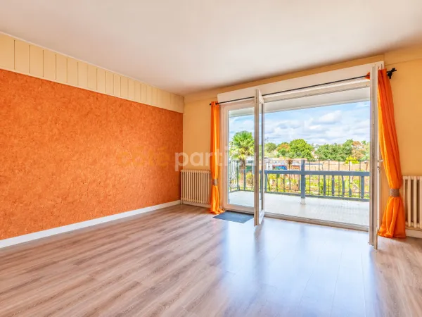 LA ROCHE SUR YON -- LE BOURG SOUS LA ROCHE -- MAISON -- 11 PIECES -- 272 m2 -- 7 CHAMBRES -- TERRAIN