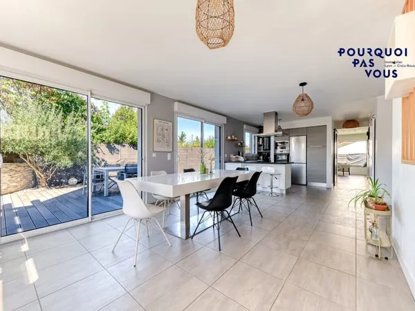 Maison familiale avec piscine et garage à Genas