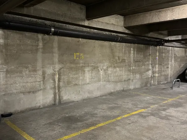 Loue Grande Place de parking place Jeanne d'arc - Paris 13ème - 6,80m de long + emplacement Moto