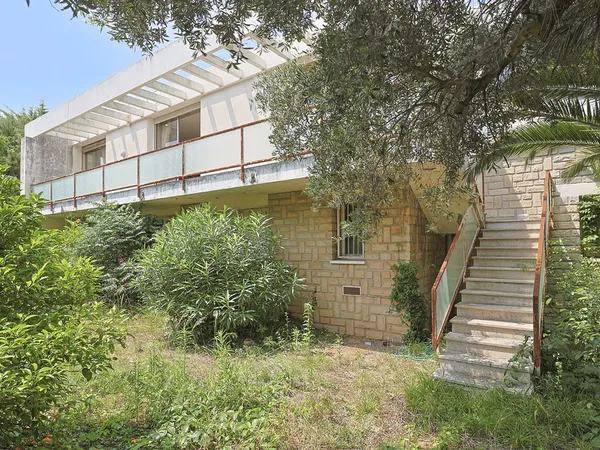 Villa d'architecte de 383 m2 habitables avec garage et terrain de 1011m2 au calme en impasse