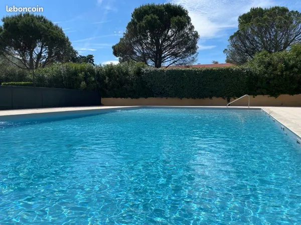 SAINT-RAPHAËL - T4 traversant de 80 m² avec terrasse plein sud, piscine, garage et parking, à 5 min 