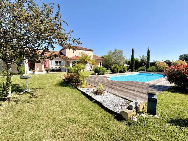 PRUNS Propriété de charme avec piscine sur plus de 7 500 m2 de terrain