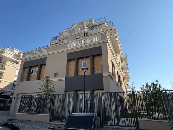 Bureau 706 m²